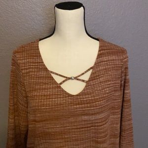 Apt 9 3/4 sleeve Top with criss-cross neckline